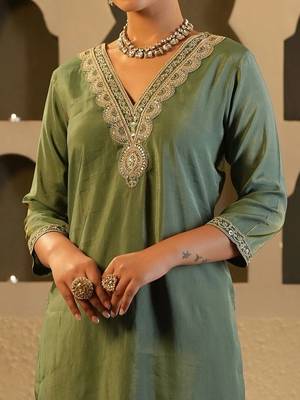 women ethnic motifs embroidered regular thread work kurta with trousers 2