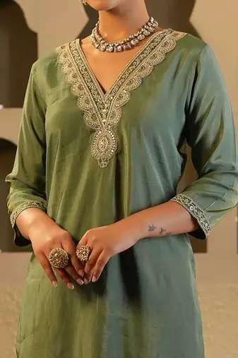 women ethnic motifs embroidered regular thread work kurta with trousers