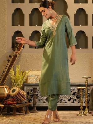 women ethnic motifs embroidered regular thread work kurta with trousers 3