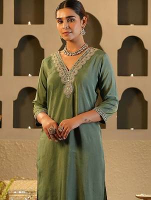 women ethnic motifs embroidered regular thread work kurta with trousers 4