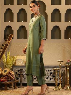 women ethnic motifs embroidered regular thread work kurta with trousers 6
