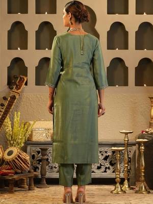 women ethnic motifs embroidered regular thread work kurta with trousers 7