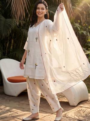 women floral embroidered regular thread work kurta with trousers & with dupatta 1