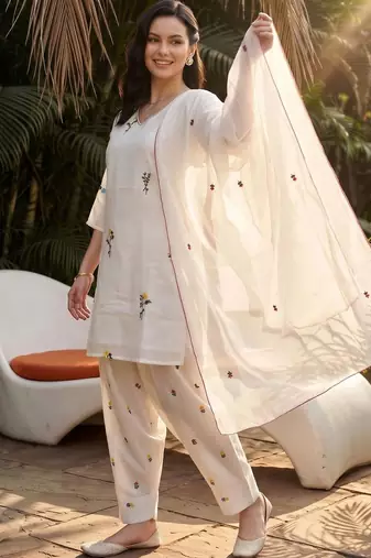 women floral embroidered regular thread work kurta with trousers & with dupatta