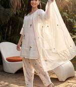 women floral embroidered regular thread work kurta with trousers & with dupatta