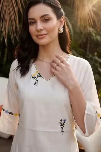 women floral embroidered regular thread work kurta with trousers & with dupatta