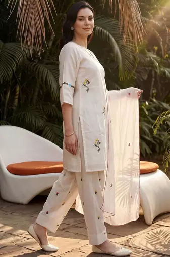 women floral embroidered regular thread work kurta with trousers & with dupatta