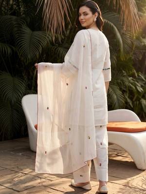 women floral embroidered regular thread work kurta with trousers & with dupatta 4
