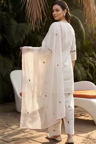 women floral embroidered regular thread work kurta with trousers & with dupatta