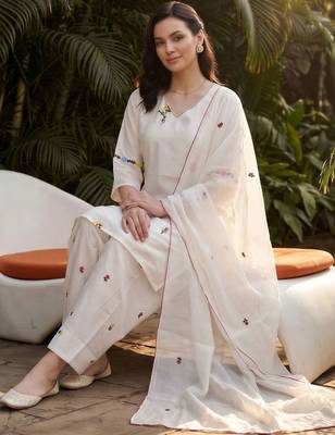 women floral embroidered regular thread work kurta with trousers & with dupatta 5