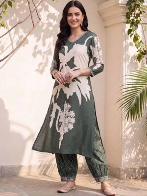 women floral printed regular kurta with trousers 1