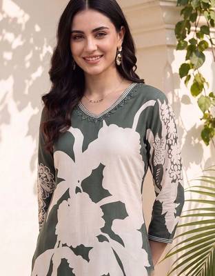 women floral printed regular kurta with trousers 2