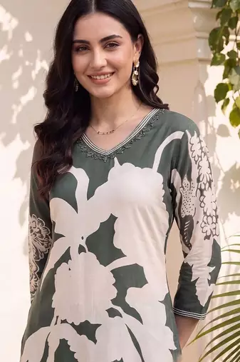 women floral printed regular kurta with trousers