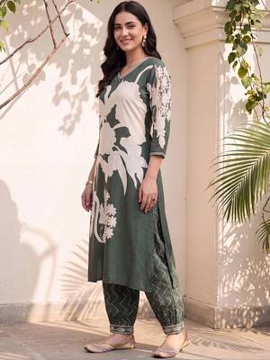 women floral printed regular kurta with trousers 3