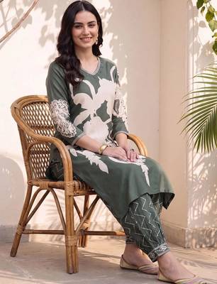 women floral printed regular kurta with trousers 5