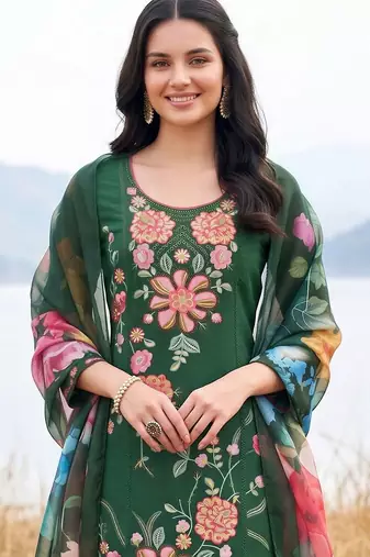 women floral embroidered regular thread work kurta with trousers & with dupatta