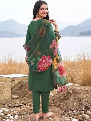 women floral embroidered regular thread work kurta with trousers & with dupatta 4