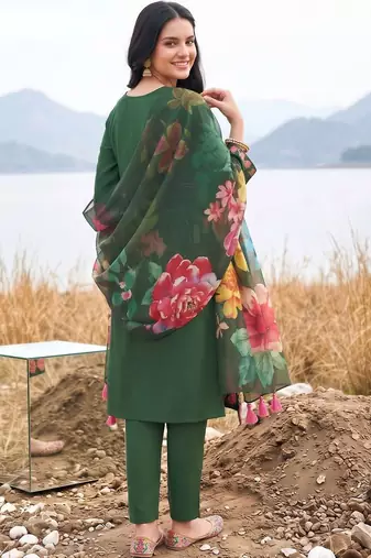 women floral embroidered regular thread work kurta with trousers & with dupatta