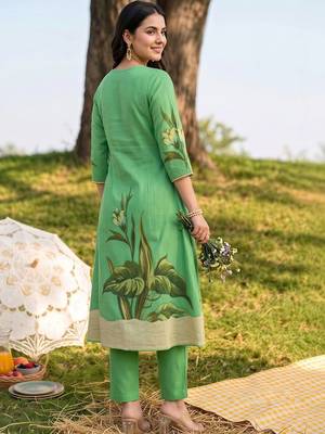 women animal printed regular cotton kurta with trousers 4