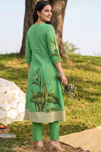 women animal printed regular cotton kurta with trousers