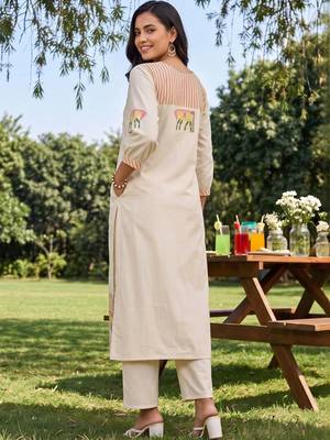 women ethnic motifs printed regular cotton kurta with trousers 4