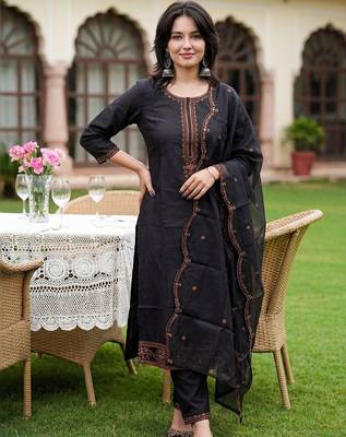 women ethnic motifs embroidered regular thread work kurta with trousers & with dupatta 1