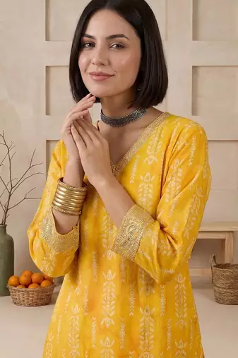 women ethnic motifs printed regular thread work chanderi silk kurta with trousers & with dupatta