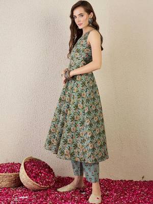 women floral printed regular cotton kurta with trousers 7