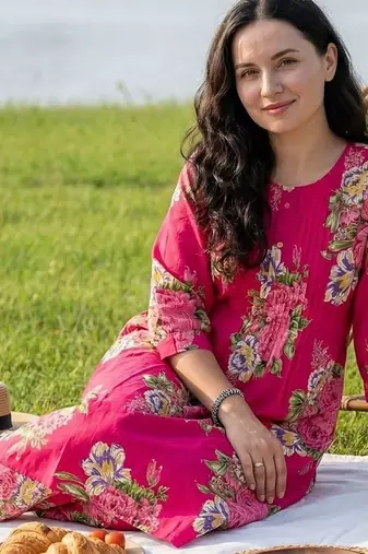 women floral printed regular cotton kurta with trousers
