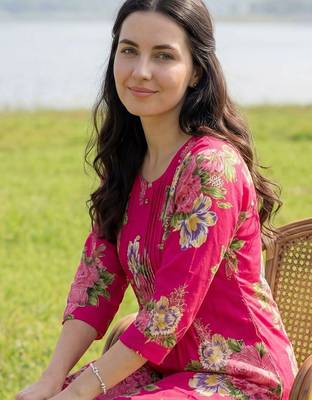 women floral printed regular cotton kurta with trousers 5
