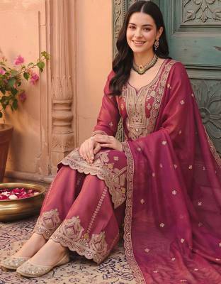 women ethnic motifs embroidered regular thread work kurta with patiala & with dupatta 5