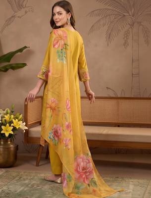 women floral embroidered regular thread work kurta with trousers & with dupatta 4