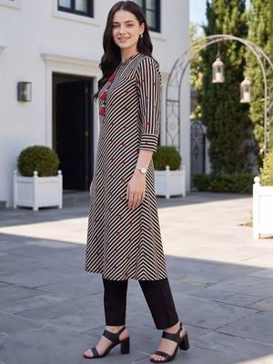 women printed regular cotton kurta with trousers 3