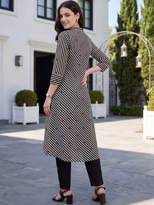 women printed regular cotton kurta with trousers 4