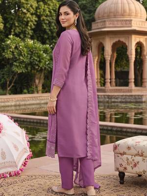 women ethnic motifs embroidered regular thread work kurta with trousers & with dupatta 4