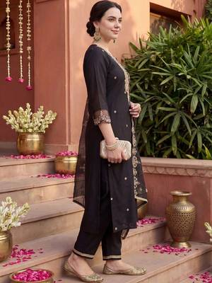 women ethnic motifs embroidered regular liva kurta with trousers & with dupatta 3