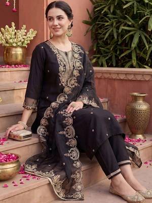 women ethnic motifs embroidered regular liva kurta with trousers & with dupatta 5