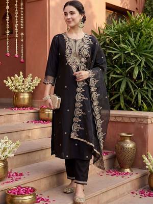 women ethnic motifs embroidered regular liva kurta with trousers & with dupatta 6