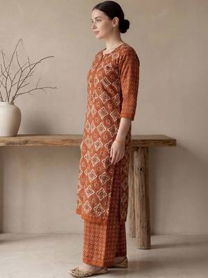 women ethnic motifs printed regular cotton kurta with palazzos 2