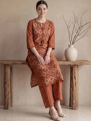 women ethnic motifs printed regular cotton kurta with palazzos 5