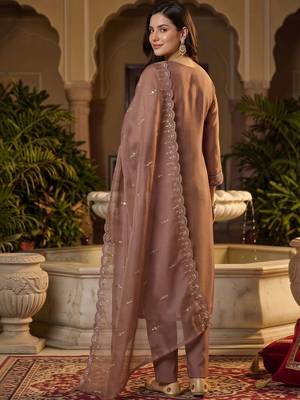 women ethnic motifs embroidered regular thread work kurta with trousers & with dupatta 4