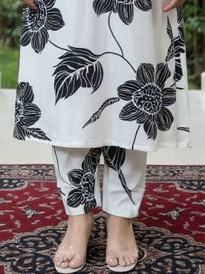 women floral printed regular kurta with trousers 6