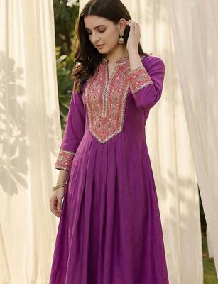 women ethnic motifs embroidered regular thread work kurta with trousers 2