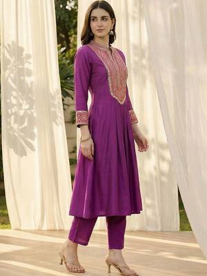 women ethnic motifs embroidered regular thread work kurta with trousers 3