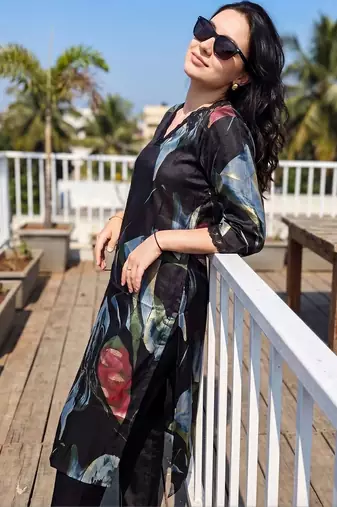 women floral printed regular kurta with trousers