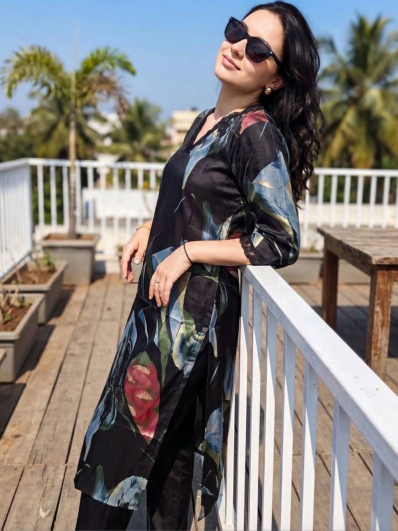 women floral printed regular kurta with trousers