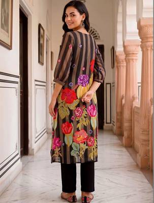 women floral printed regular cotton kurta with trousers 4