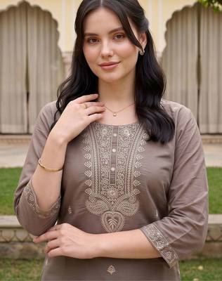 women ethnic motifs embroidered regular thread work kurta with trousers & with dupatta 2