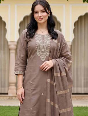 women ethnic motifs embroidered regular thread work kurta with trousers & with dupatta 3