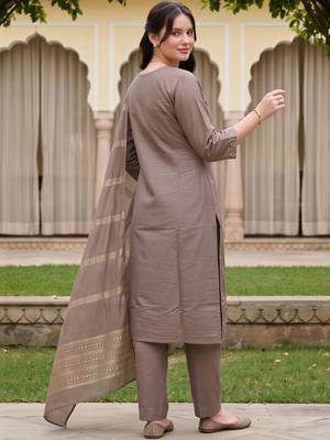 women ethnic motifs embroidered regular thread work kurta with trousers & with dupatta 4